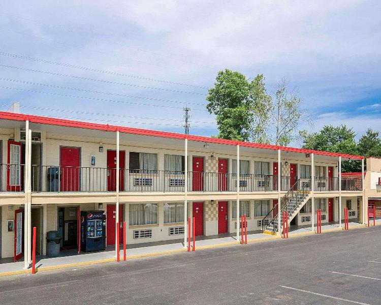 Econo Lodge North