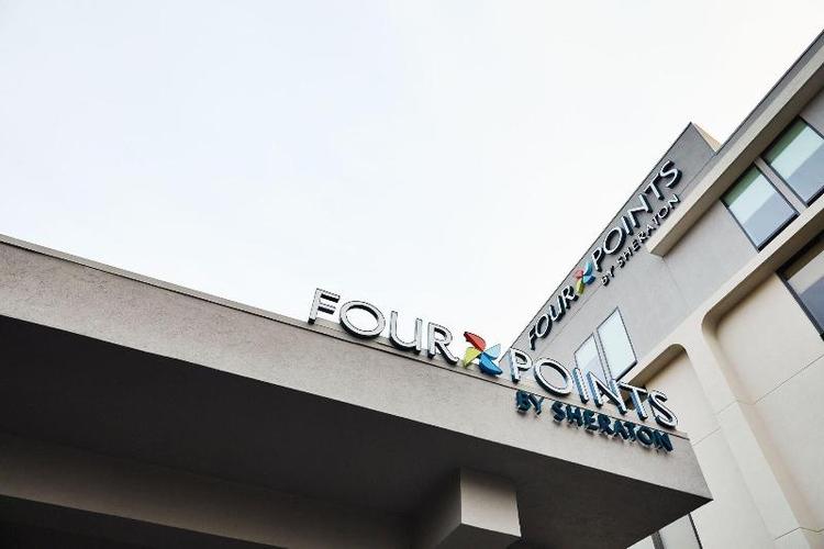 Four Points by Sheraton Chicago Westchester Oak