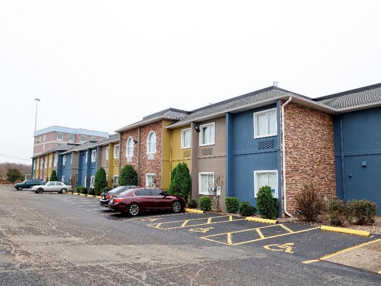 Wingfield Inn and SuitesAtrium Gardens