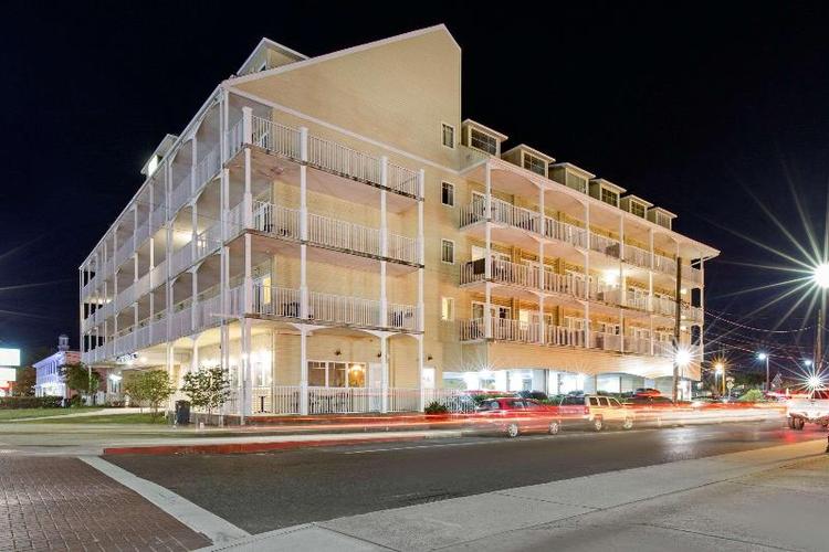 Gateway Hotel & Suites, Ascend Hotel Collection