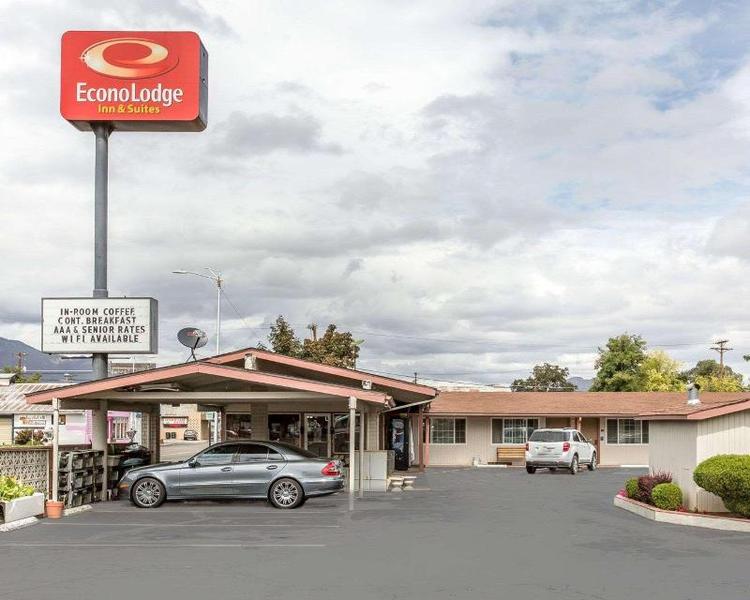 Econo Lodge Inn & Suites