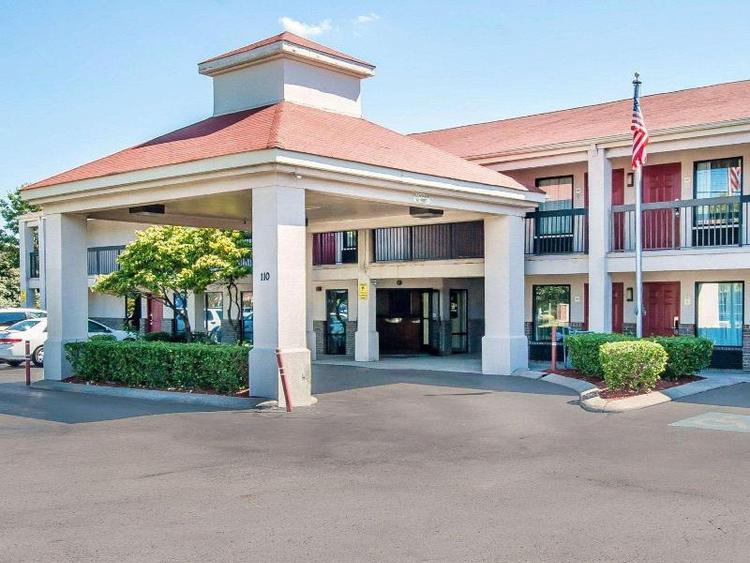 Econo Lodge Inn & Suites