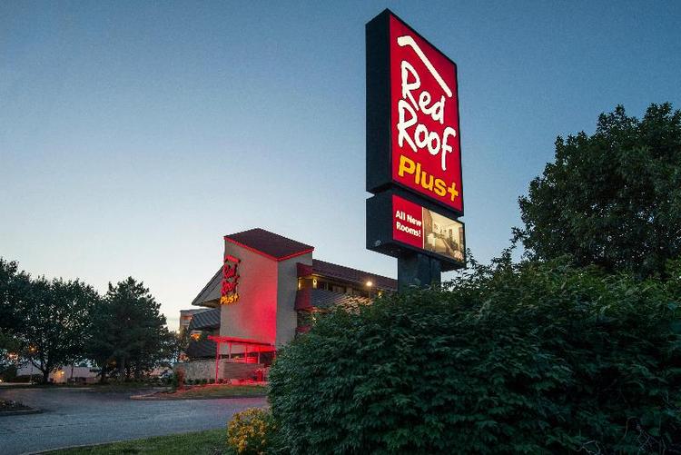 Red Roof PLUS+ St Louis - Forest Park/ Hampton Ave