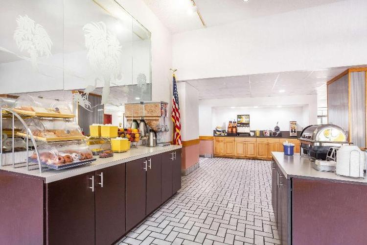 Days Inn &Suites by Wyndham SE Columbia Ft Jackson
