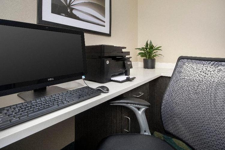 Candlewood Suites Charleston - Northwoods