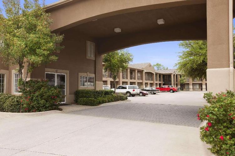Howard Johnson by Wyndham Grand Prairie Lone Star