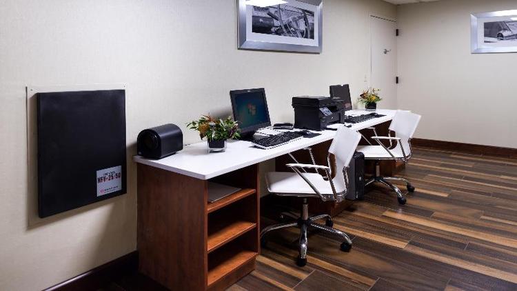 Holiday Inn Hotel & Suites Warren