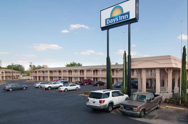 Days Inn by Wyndham Market Center Dallas