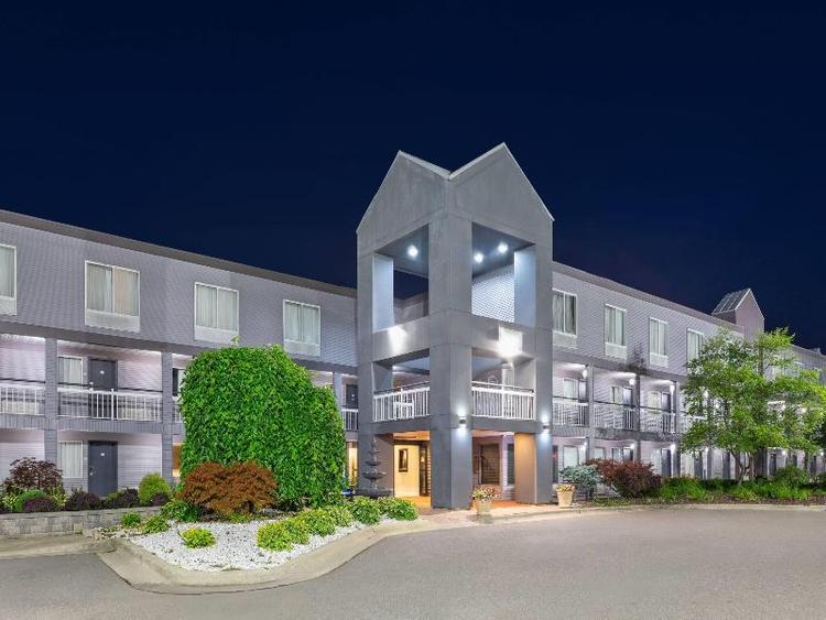 Howard Johnson by Wyndham Romulus Detroit  Airport