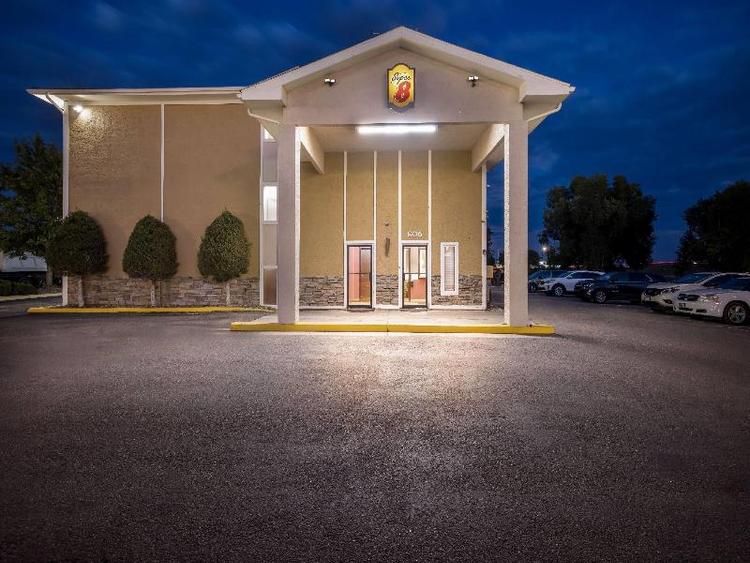 Super 8 by Wyndham Colorado Springs Space Force