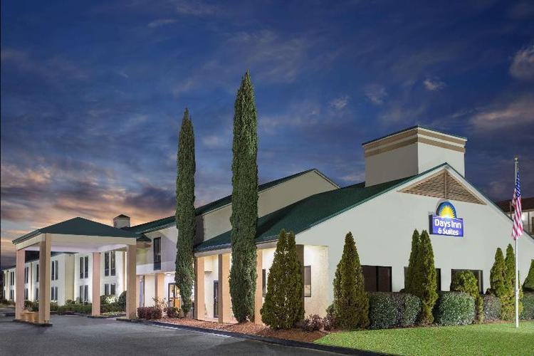 Days Inn & Suites by Wyndham Peachtree Corners