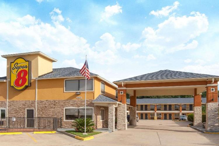 Super 8 by Wyndham Willowbrook