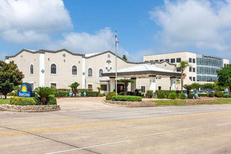 Days Inn & Suites by Wyndham Webster NASA