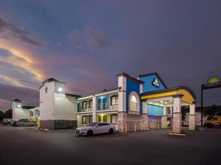 Days Inn by Wyndham Houston East