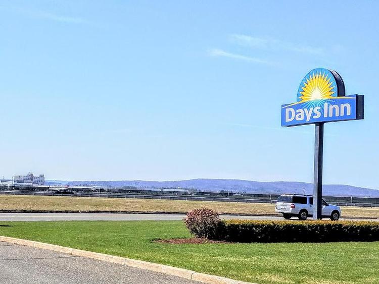 Days Inn by Wyndham Windsor Locks Bradley Airp
