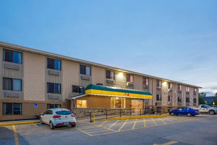 Super 8 by Wyndham Iowa City/Coralville