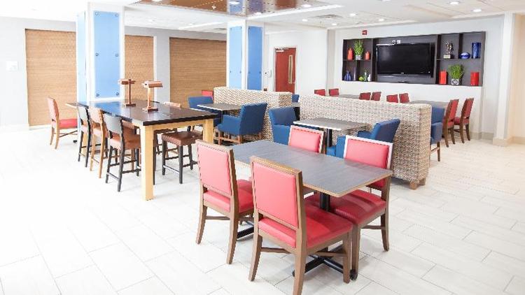 Holiday Inn Express Hotel & Suites Knoxville-Farra