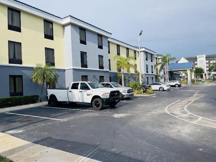 Days Inn & Suites by Wyndham Lakeland