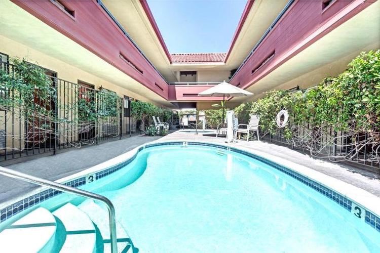 Vantage Point Inn - Woodland Hills