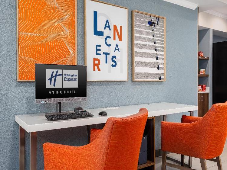 Holiday Inn Express & Suites Lancaster