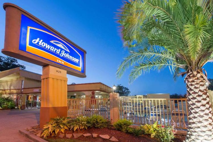 Howard Johnson by Wyndham Historic Lake Charles