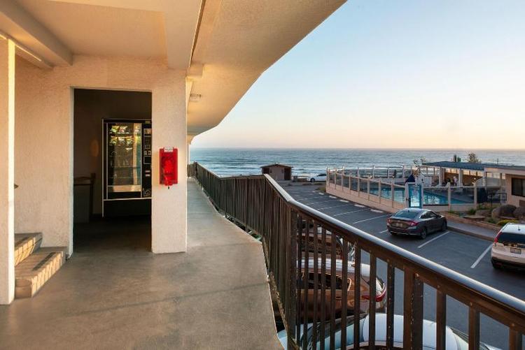 Edgewater Inn & Suites