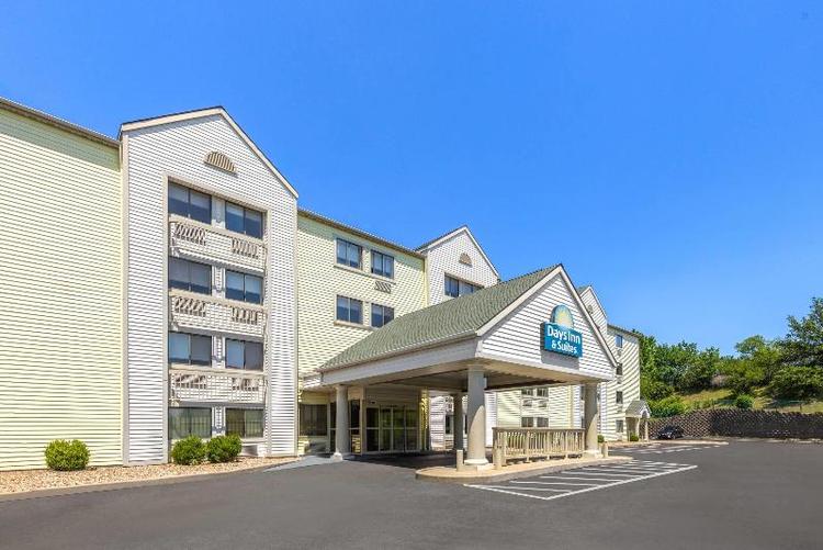 Days Inn & Suites by Wyndham Kansas City South