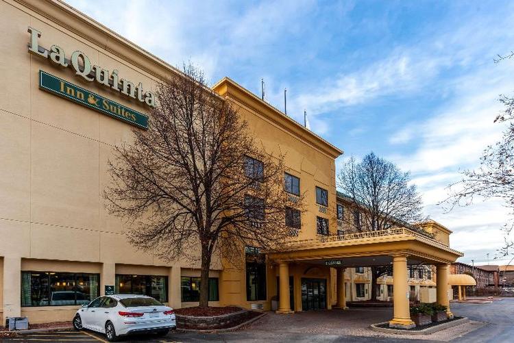 La Quinta Inn & Suites Milwaukee Bayshore Area