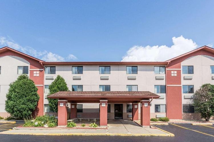 Super 8 by Wyndham St. Charles