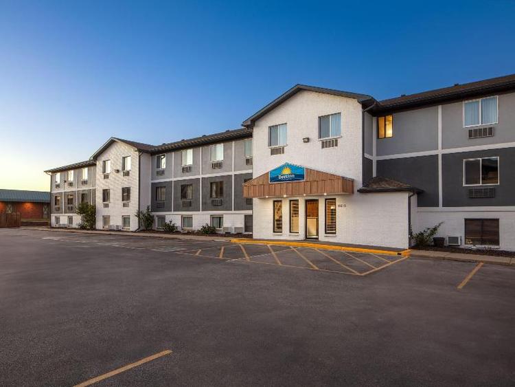 Super 8 by Wyndham Omaha/West Dodge