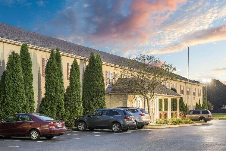 Super 8 by Wyndham Maumee Perrysburg Toledo Area