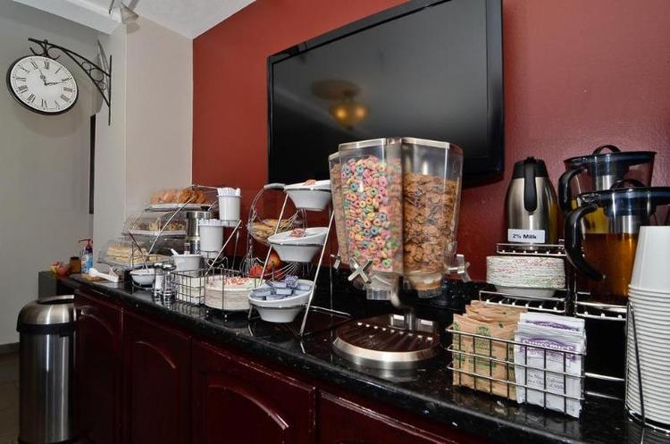 Clackamas Inn & Suites
