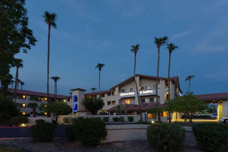 Days Inn & Suites by Wyndham Tempe