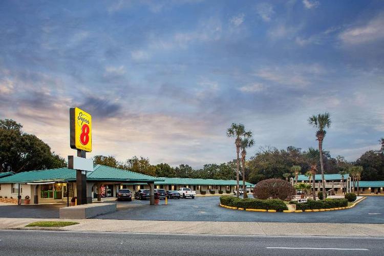 Super 8 by Wyndham Pensacola NAS Area