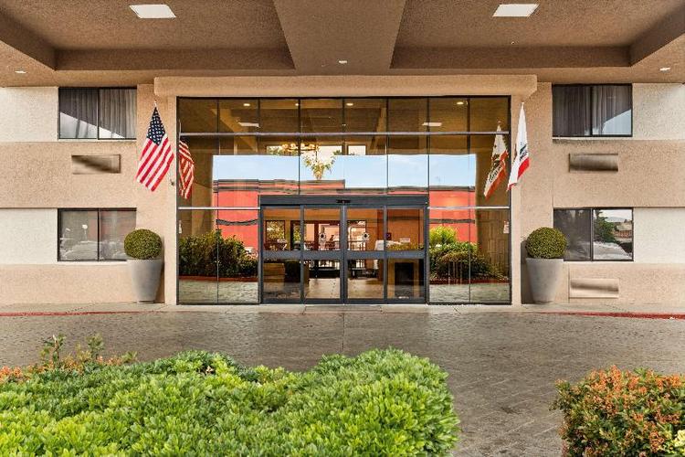 Oxford Suites Redding