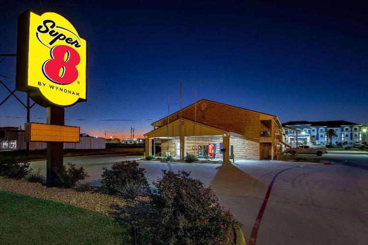 Super 8 by Wyndham Pleasanton