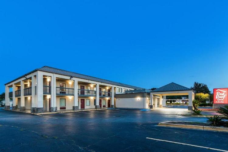 Red Roof Inn & Suites Statesboro - University