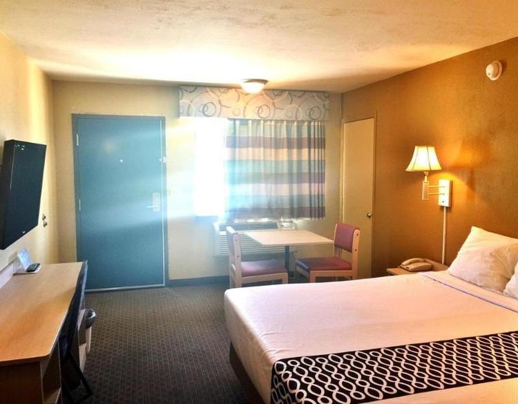 Econo Lodge Inn & Suites