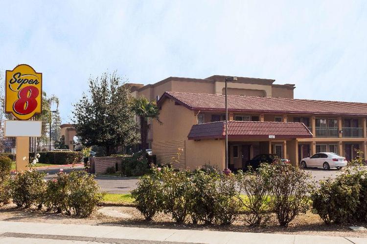 Super 8 by Wyndham Visalia