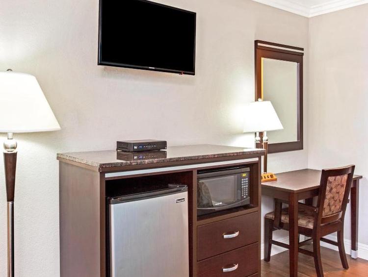 Cabana Inn & Suites