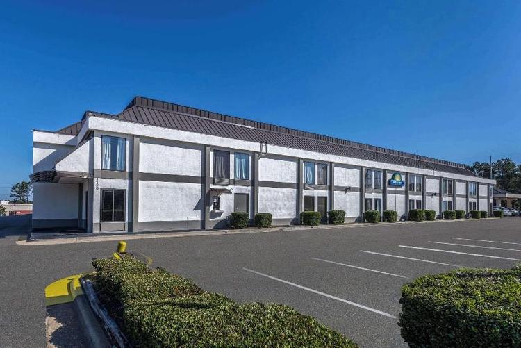 Days Inn & Suites by Wyndham Fort Bragg/Cross Cree
