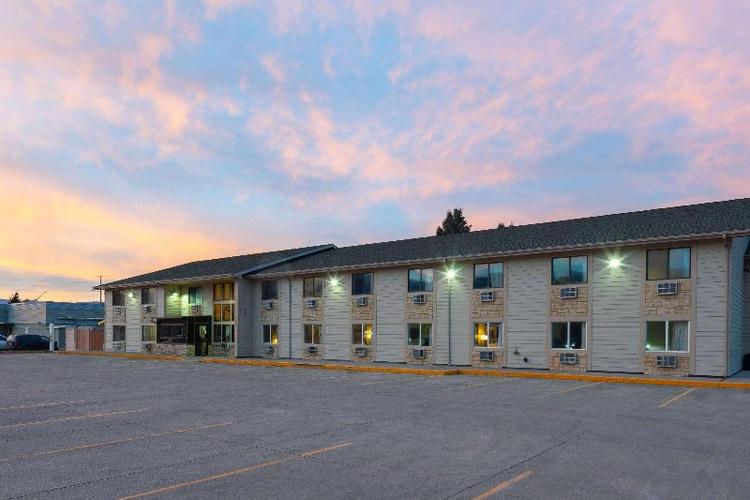 Super 8 by Wyndham Livingston