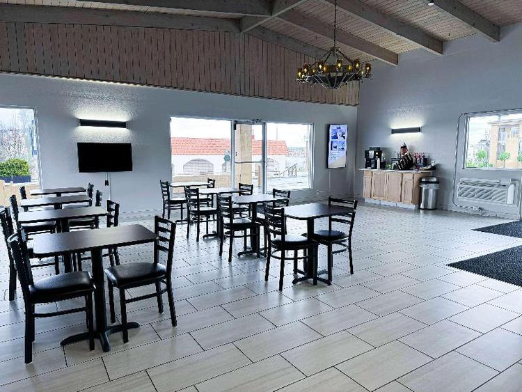 Days Inn & Suites by Wyndham Santa Rosa