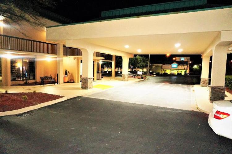 Howard Johnson by Wyndham Greensboro Near Coliseum
