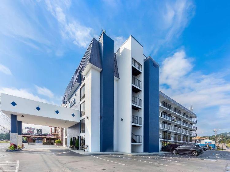 Clarion Inn & Suites near the Leconte Center Pigeo
