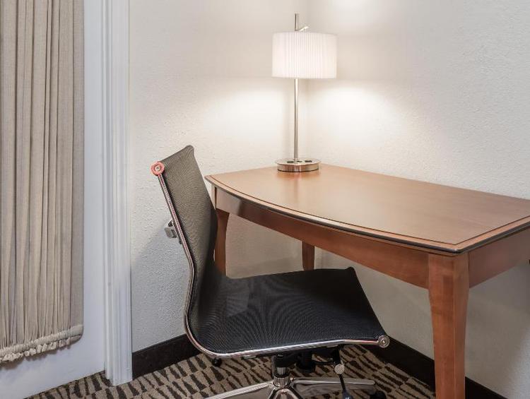 Hawthorn Suites By Wyndham St. Louis Westport Pla