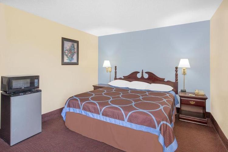 Super 8 by Wyndham Galesburg
