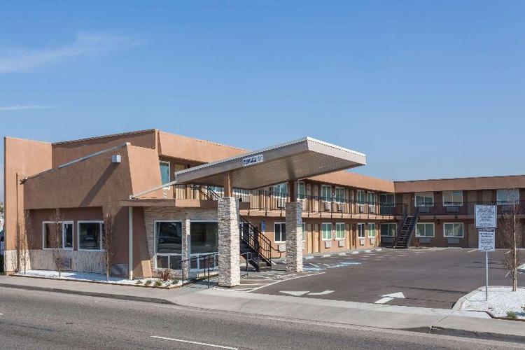 Days Inn by Wyndham Fresno Yosemite Area