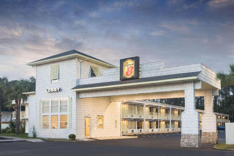 Super 8 by Wyndham Kingsland I-95/Naval Base Area
