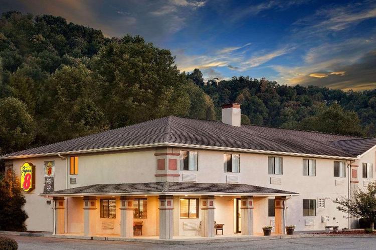 Super 8 by Wyndham Lebanon